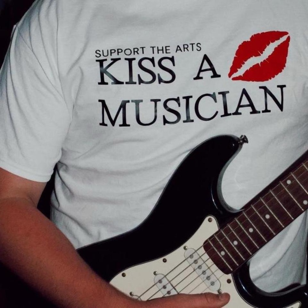 “support the arts KISS A MUSICIAN” T-Shirt 💋